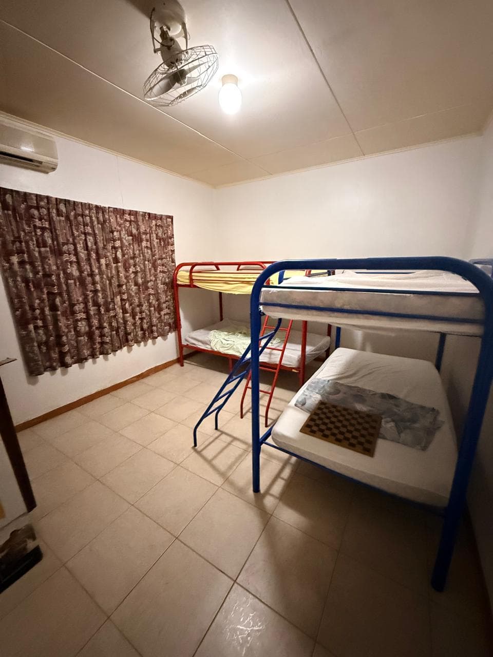 Kamer 2 — Twee stapelbedden