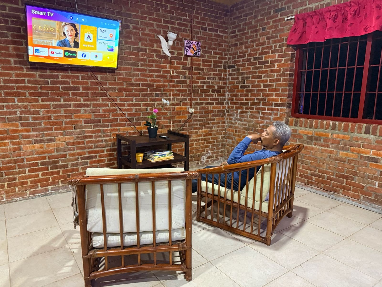 Woonkamer met TV en eettafel